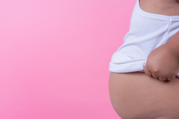 barriga de niño con polera semi llevantada